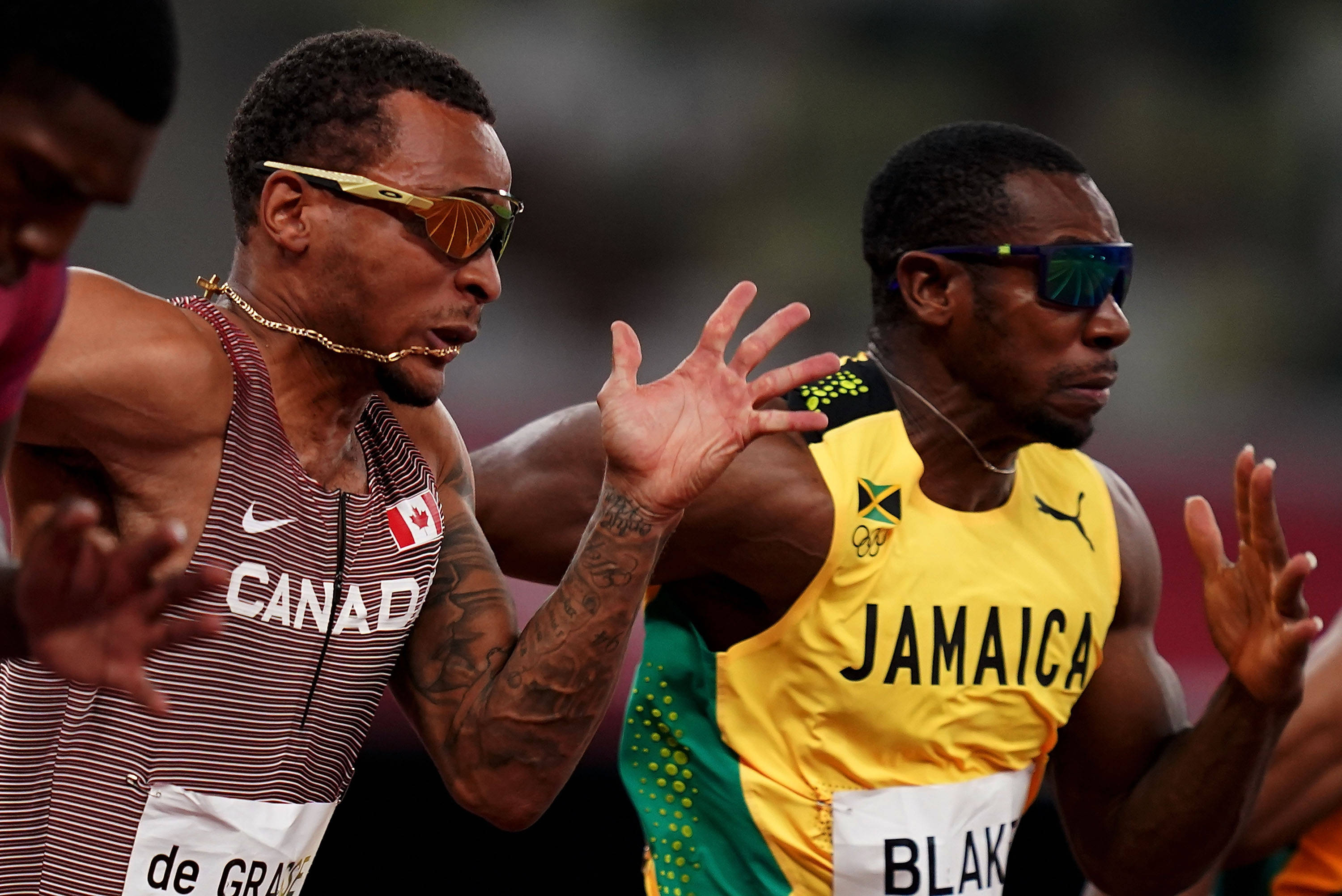 8月1日,加拿大选手德格拉塞(左)与牙买加选手布雷克在男子100米半决赛