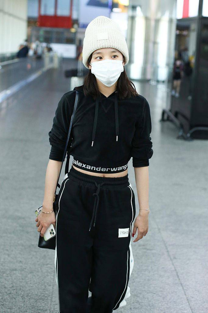 黑色|短帽衫+运动裤 宋雨琦肩背Marni托特包可爱俏皮