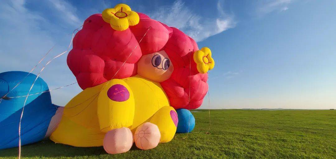 的艺术装置——名叫"其其格qiqige",蒙语是花朵的意思,她出生在北京