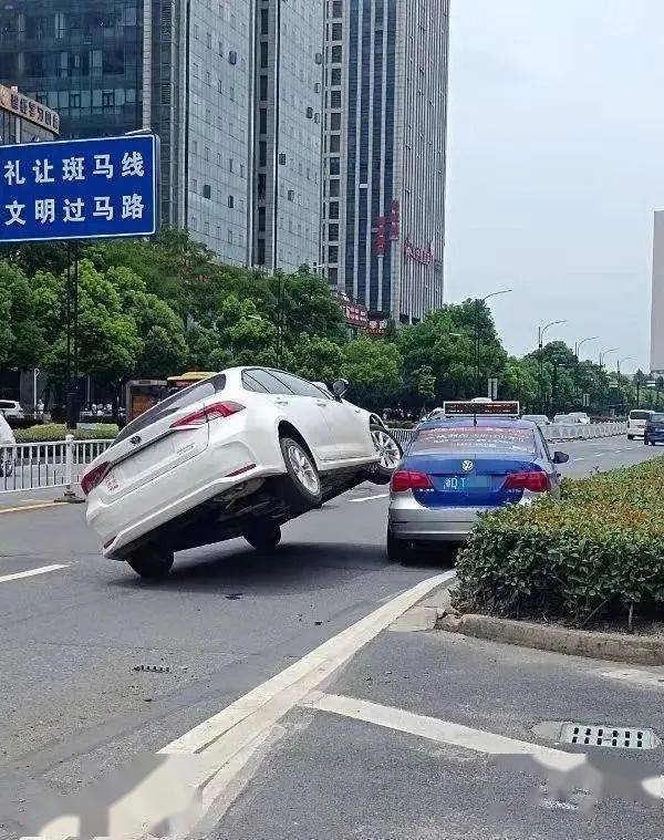 杭州小区车祸图片