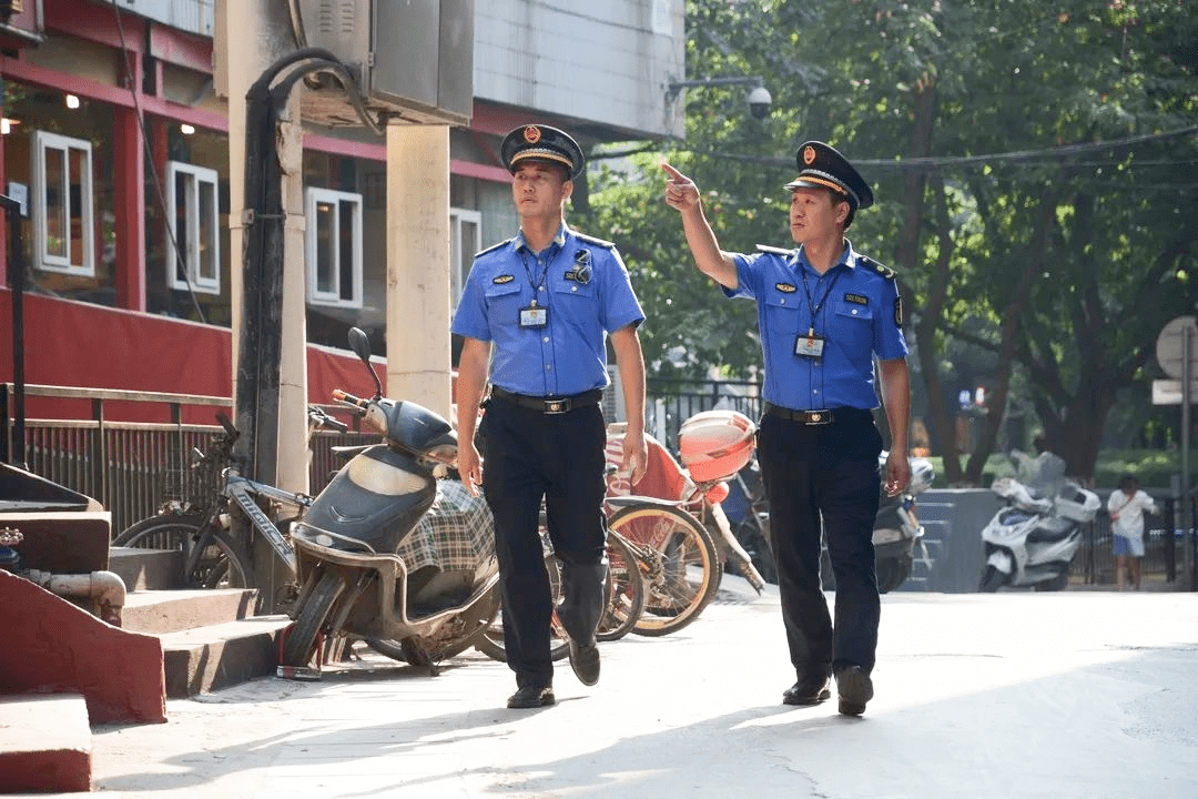 镜头人物|杨维 记录地点|南川区南园路人民医院路段 摄影|罗建