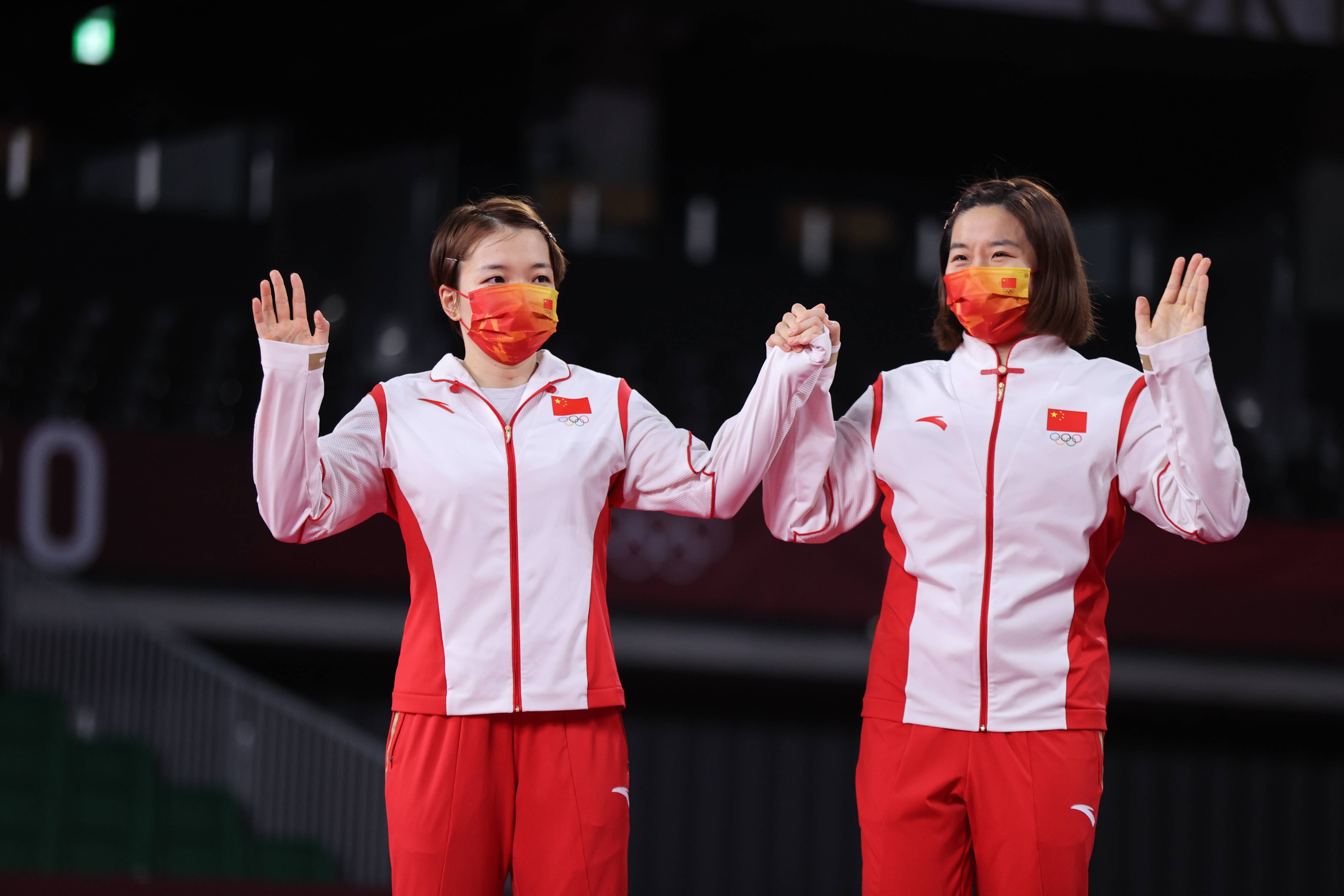 羽毛球女双陈清晨贾一凡获得银牌