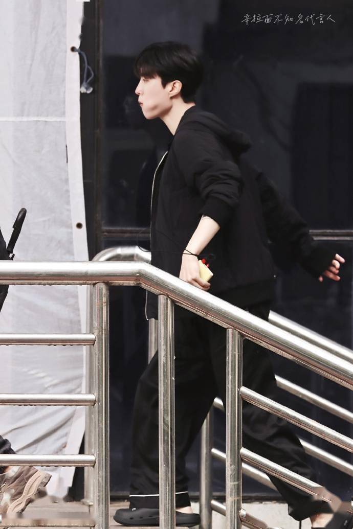 App|分享一些顺毛黑发待机的丞丞子 今天也是想念哈尔滨丞哥的一天