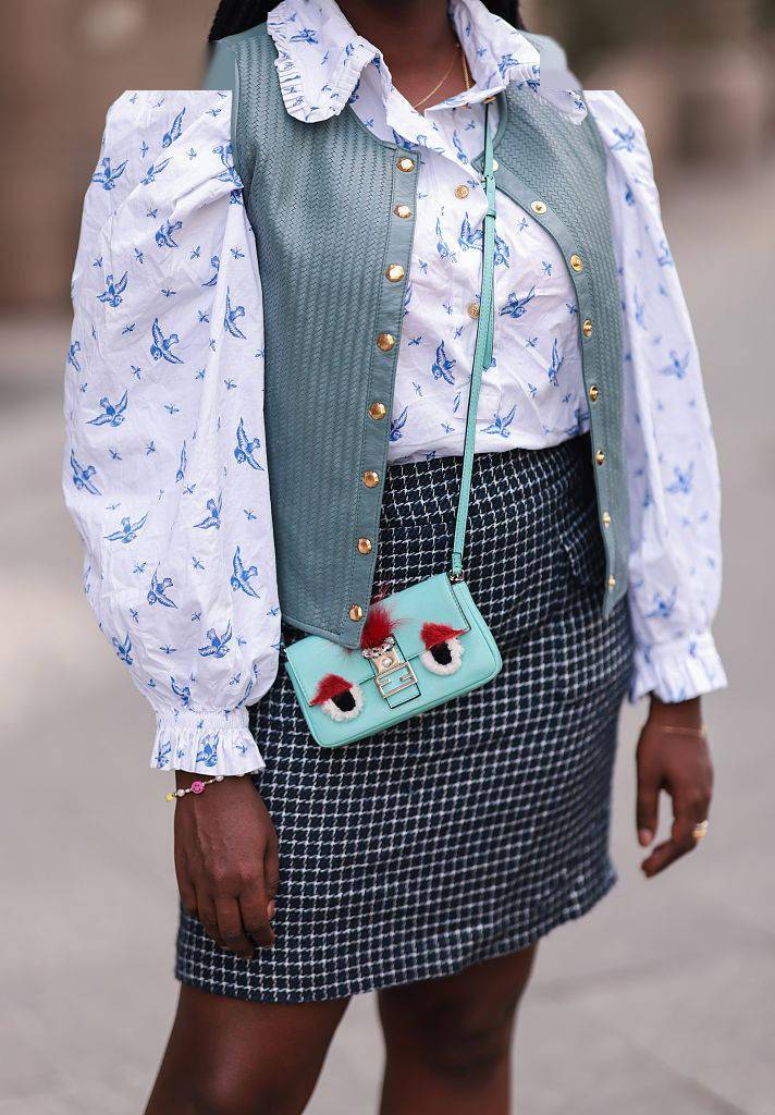 时间|别提什么实用性 时尚博主告诉你包包越小越时髦