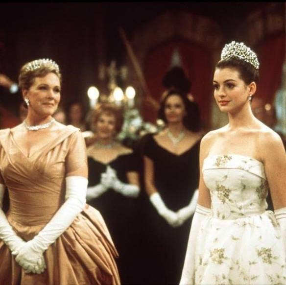 在拍摄《公主日记》时,她年仅18岁.