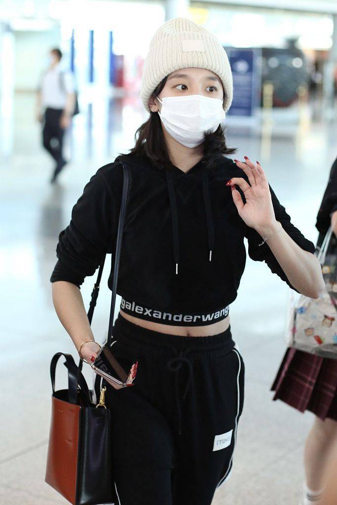 黑色|短帽衫+运动裤 宋雨琦肩背Marni托特包可爱俏皮