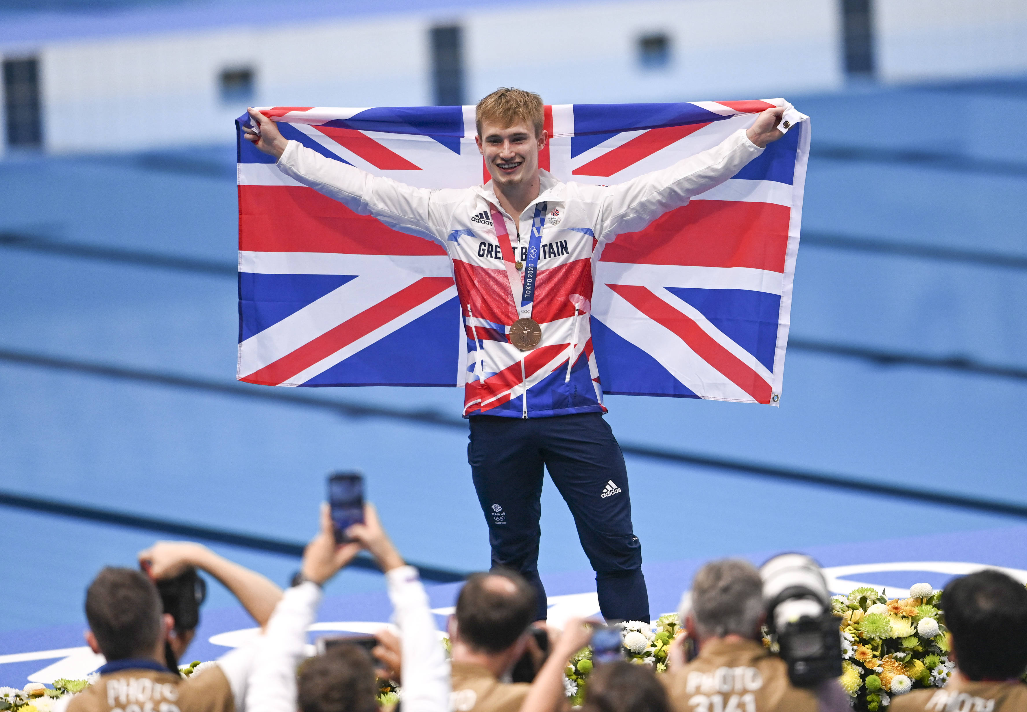 新华社记者 夏一方 摄当日,在东京奥运会跳水男子三米板决赛中,英国