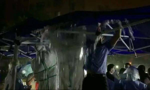 居民|浦东连夜核酸检测遇暴雨，这一幕太暖