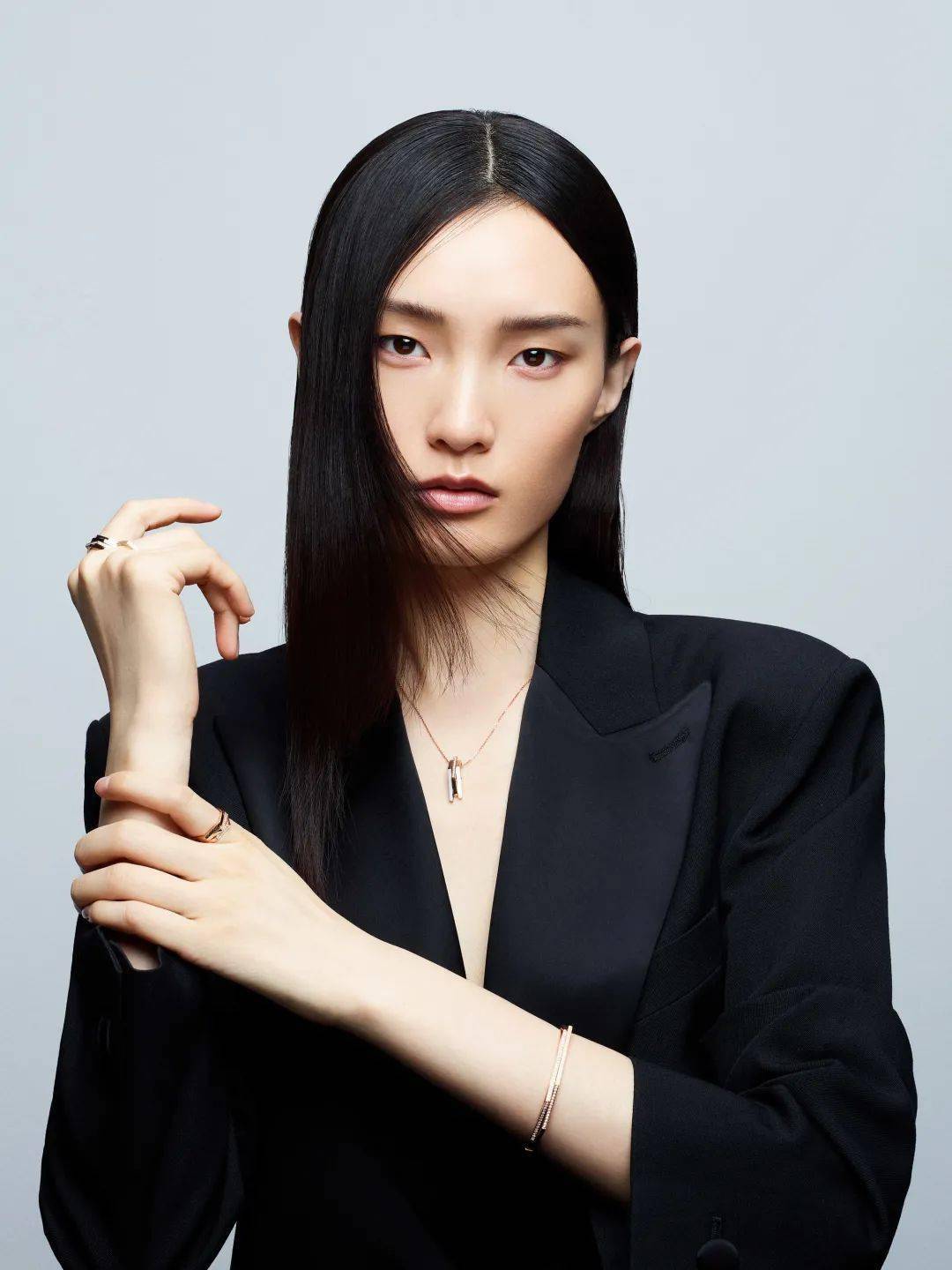 超模刘春杰演绎的珠宝大片将高级感贯彻到底;超模张龄月则表现出极富