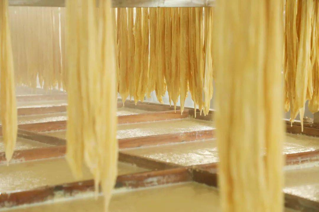 揭秘桂平非遗社坡腐竹制作工艺驰援河南救灾代表物资之一