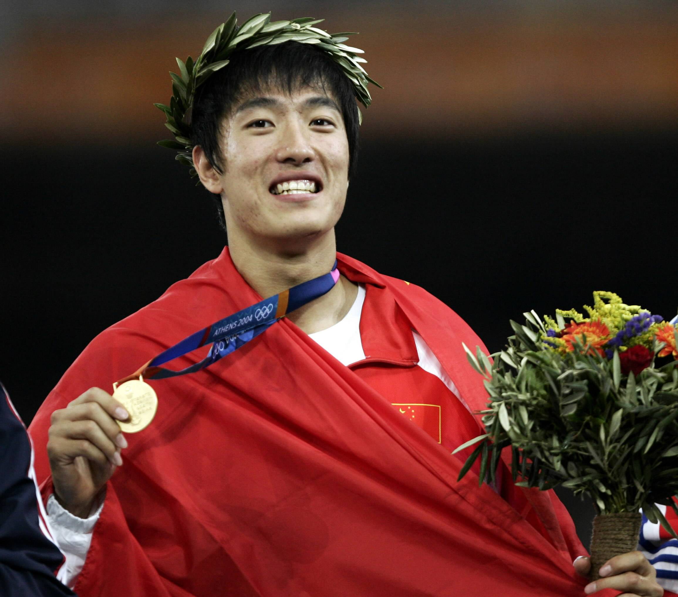 男子110米栏选手刘翔为中国赢得奥运会第一块男子田径金牌;2021年东京