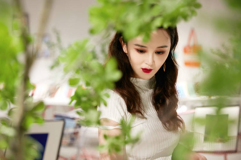 感觉|刘竞导演眉睫浅浅，似蝶飞花写真特辑