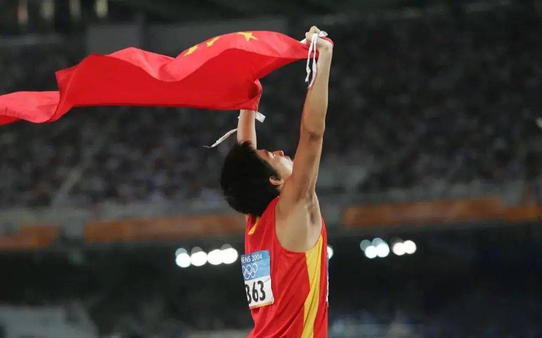 那天,刘翔代表中国人,高举国旗,站在了全世界面前