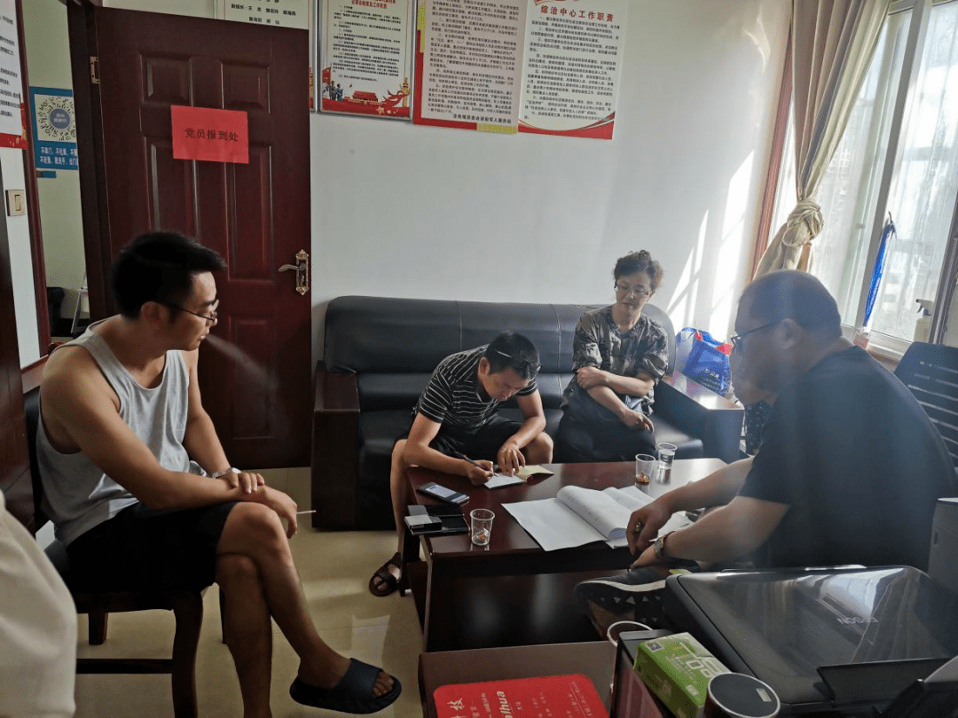 图为调解现场了解情况后,社区及时联系了开阳汽车客运站法人代表和原