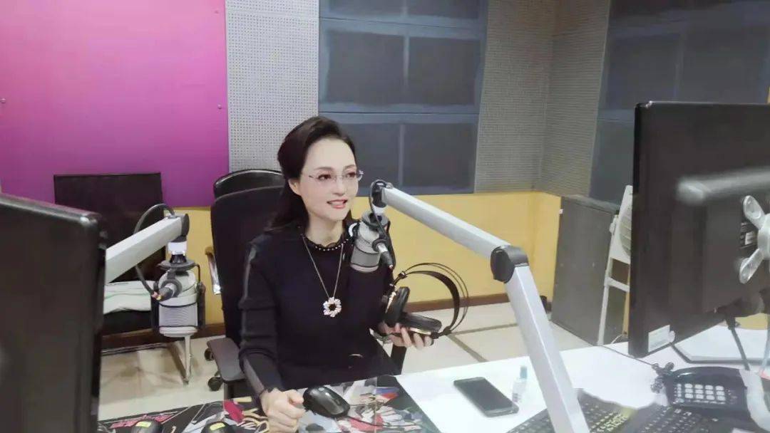 她说秋月爱无所不在亦让人熟视无睹