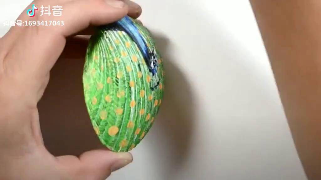 贝壳上画一只精美的孔雀,好漂亮
