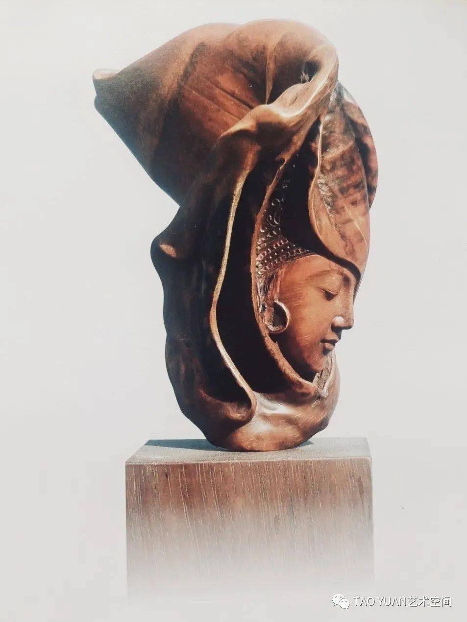 他从1988年开始学习竹根雕艺术,经过30余年的勤奋学