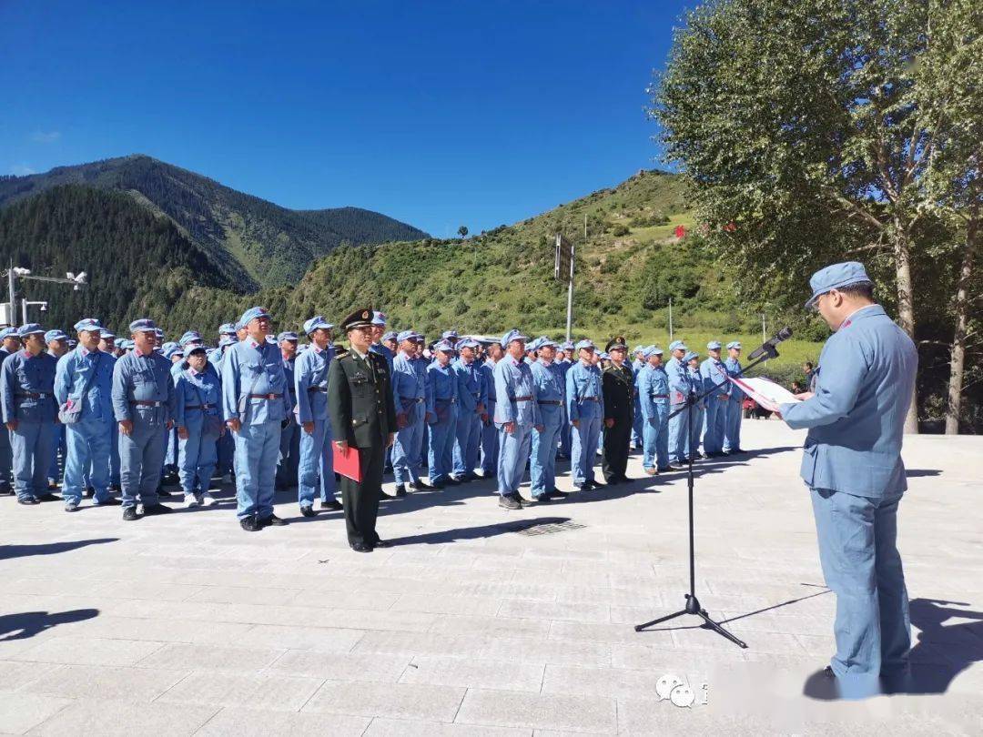 班瑪縣慶祝建黨100週年建軍94週年暨退役坦克落成儀式在紅軍溝隆重