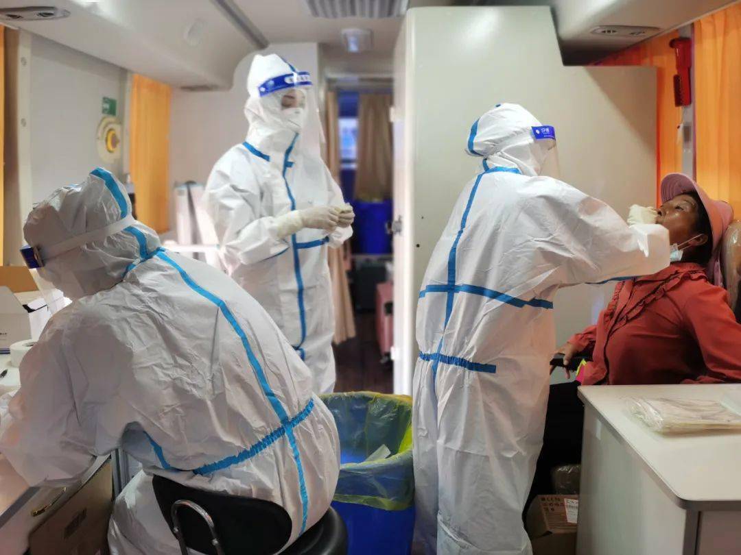 南部39度高温他们穿着防护服上门服务