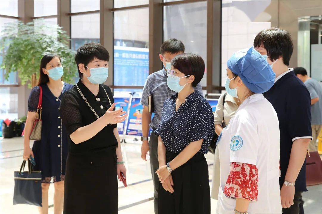 8月5日上午,市卫健委党委书记,主任孙雍容一行来到浙大二院临平院区