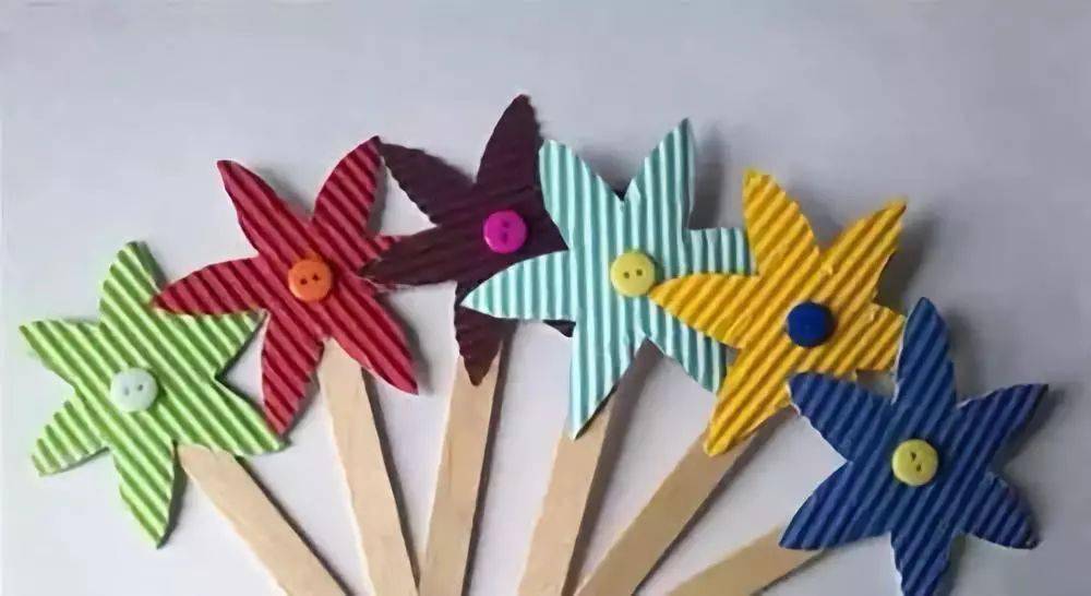 围住一盆手工花,然后放在书桌上,很赏心悦目哦~冰棒棍杯垫冰棒棍提示