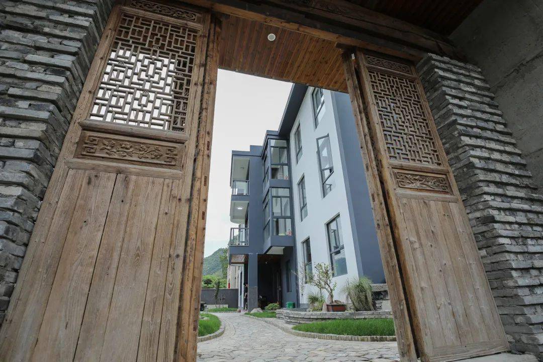 龙鳞坝也有高颜值民宿,巴洛克泳池,超大红酒柜.想住哪家随便挑