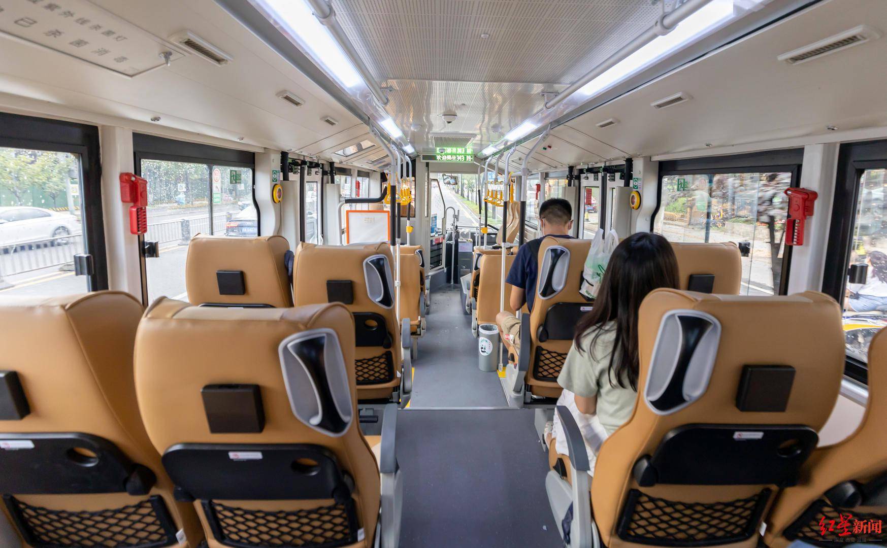 成都120辆新式公交车投用配备真皮座椅usb充电接口