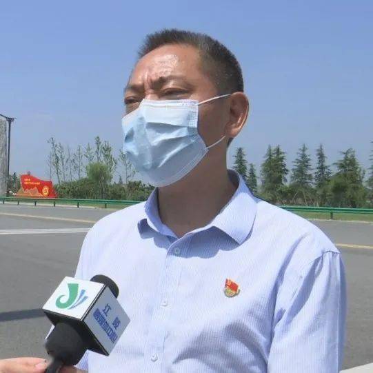 李颖县交通运输局副局长我们和交通管控组一起在全县设立5处疫情防控