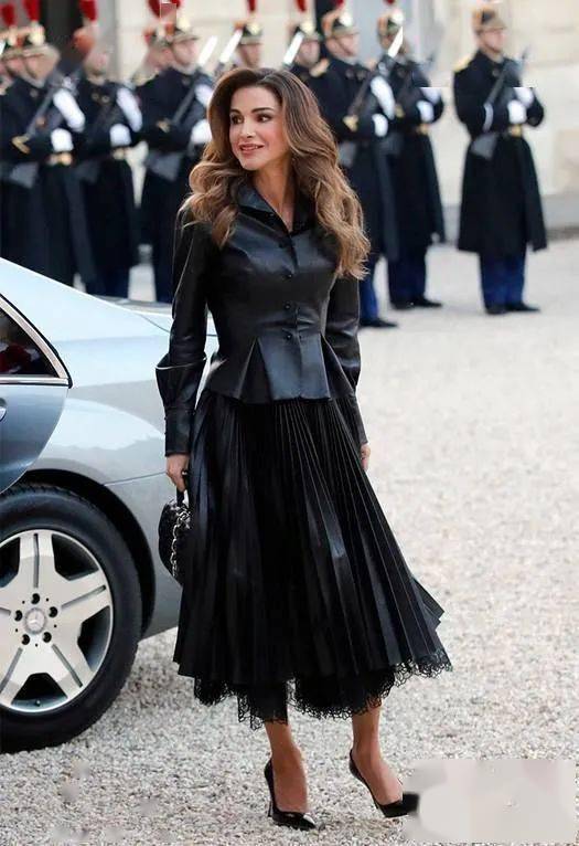 设计|从难民到『全球最美王后』，她比西班牙王后更会穿！