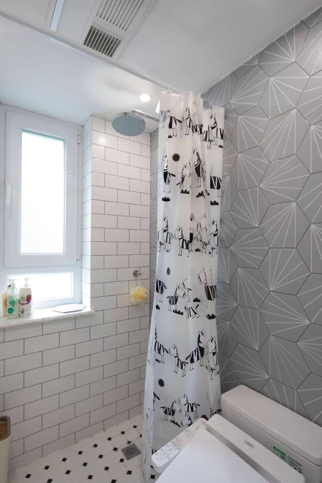 浴室面积小还是浴帘好