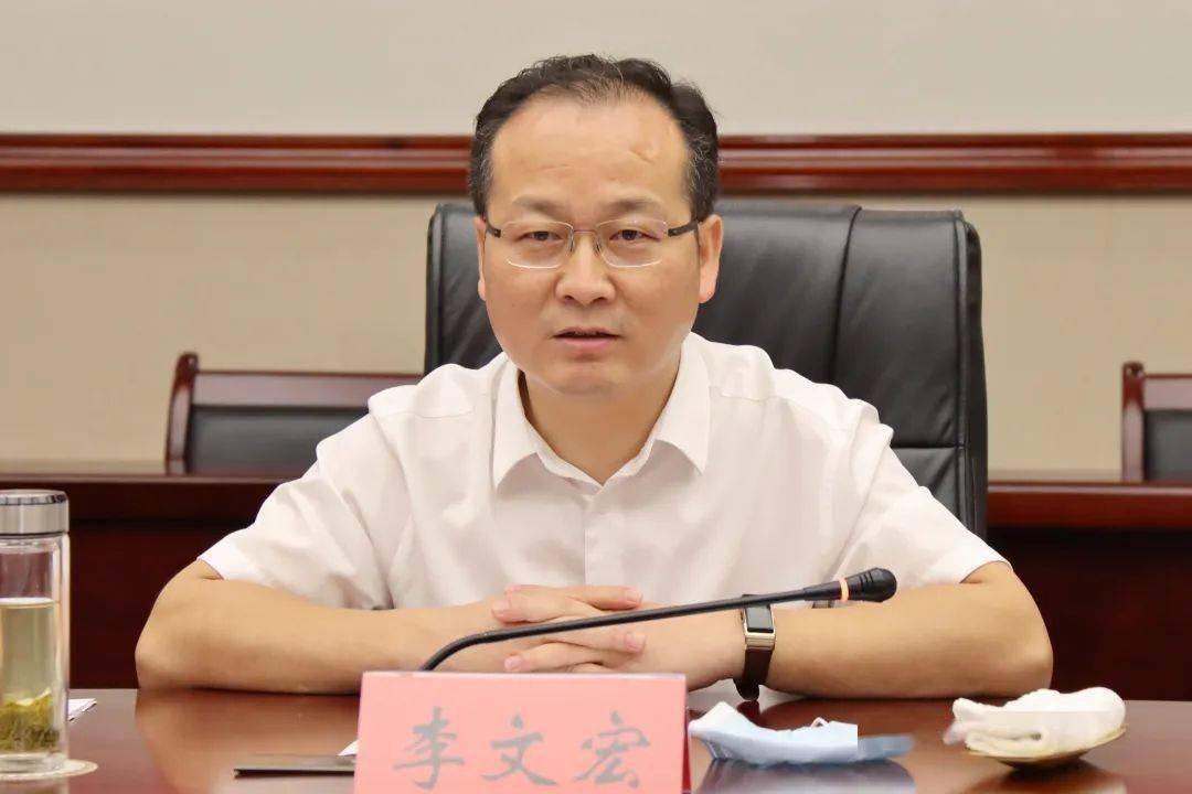 李文宏充分肯定了我区近年来经济社会发展取得的成绩.