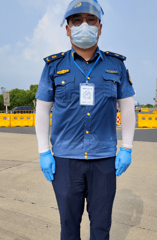 刚刚上岗一个小时,曹飞身上的路政制服已经从前胸湿到了后背,防晒袖套