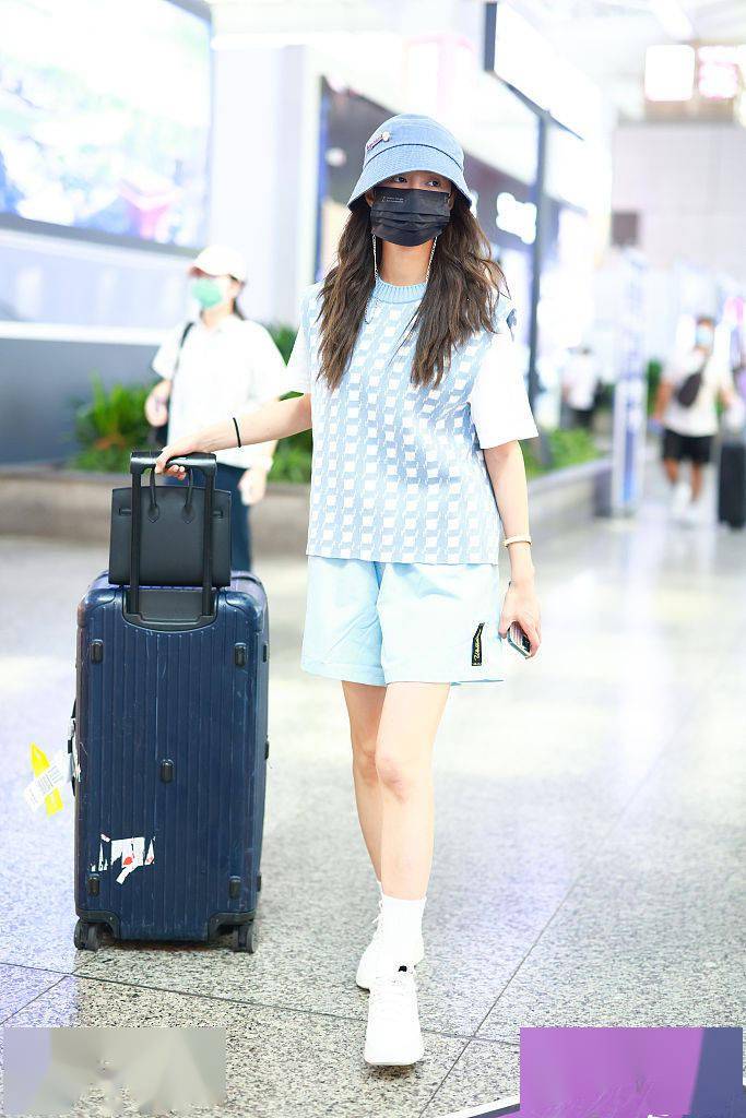 天蓝色|白色短袖T恤叠穿蓝白格纹图案毛衣背心 沈梦辰甜美可人