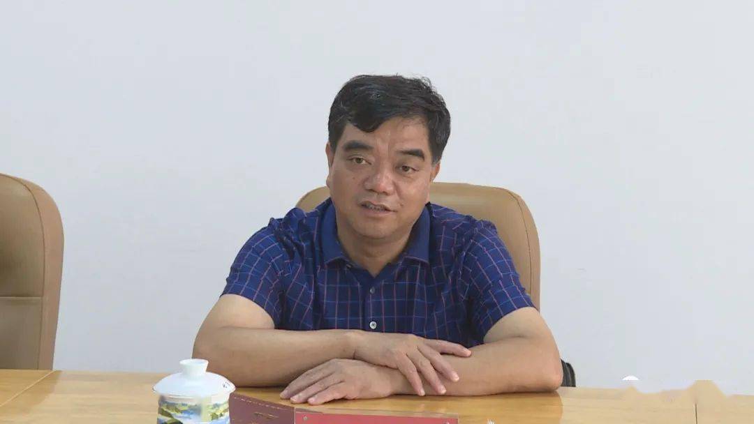 县委书记梁宁出席调研座谈会,并与企业洽谈合作开发渔业养殖工作.