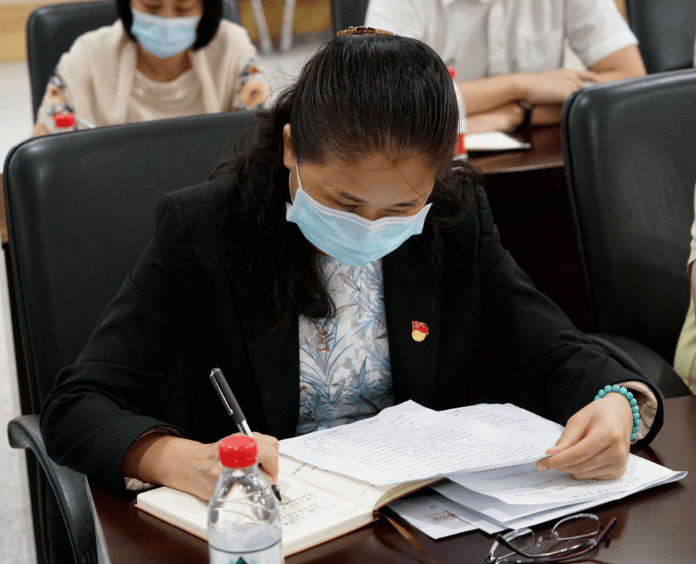 潘新潮为市人大机关党员干部讲党课