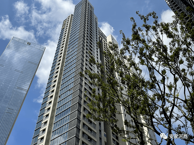 临近所街,从外部观察楼栋已经基本完工,超高窗墙比很是震撼↓↓刚到