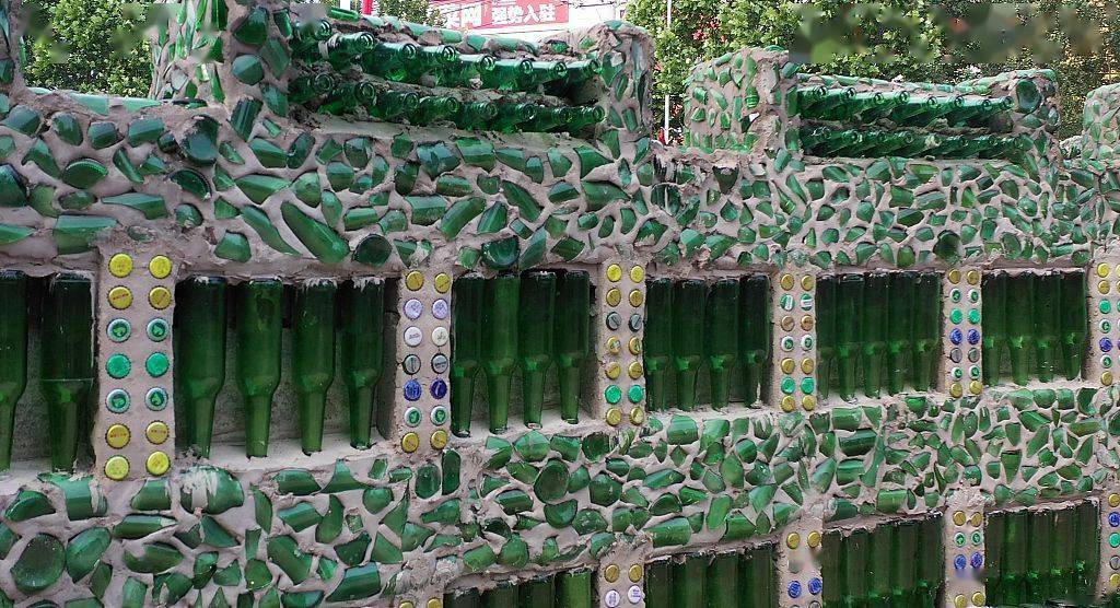 丹东:饭店老板用12000多个啤酒瓶子筑造"绿色长城"新景观