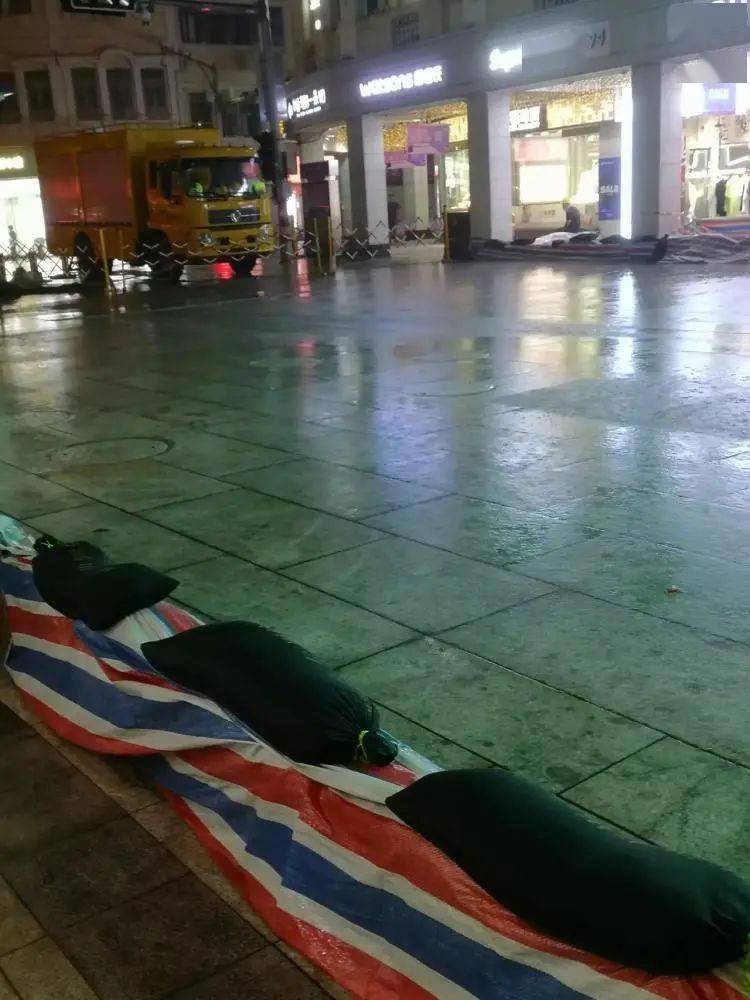 进行|“今早路过厦门这里，水上一片白花花的全是死鱼，好吓人，还看到有人...”