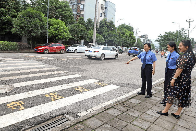 车辆|我为群众办实事丨一条斑马线 破解学生出行难