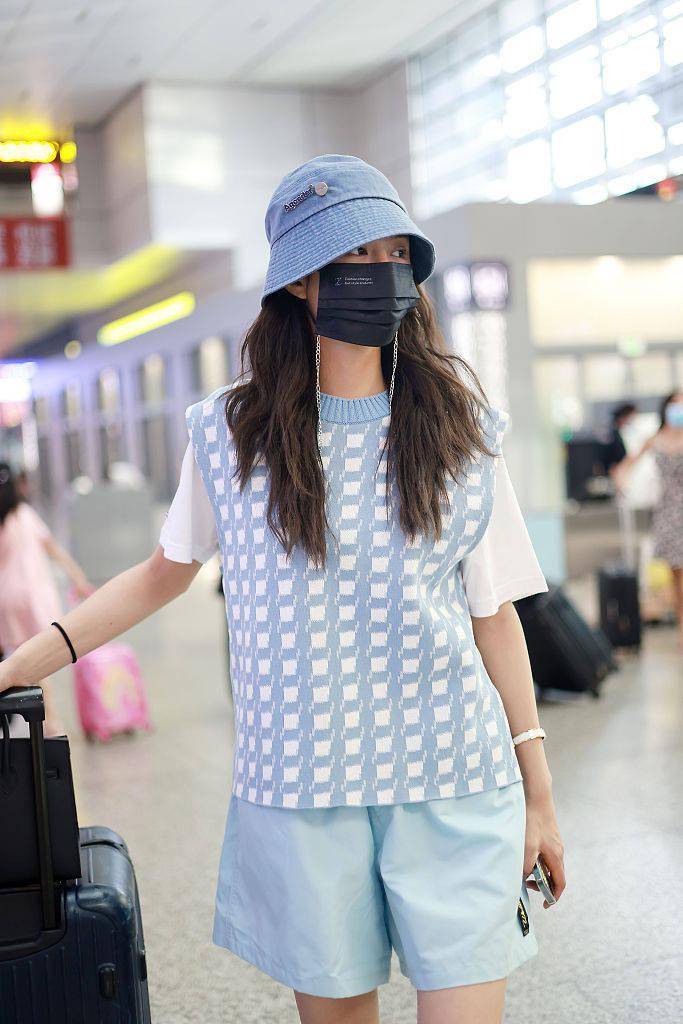 天蓝色|白色短袖T恤叠穿蓝白格纹图案毛衣背心 沈梦辰甜美可人