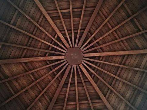 在建筑中经常可以看到放射线的结 构,将其构建在画面中,也可以让普 通