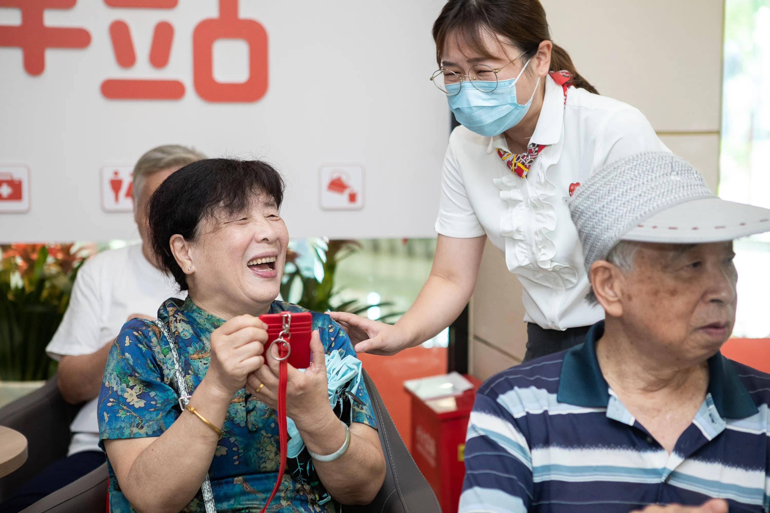 倾力打造"暖心驿站""00后银行"的别样老年金融服务