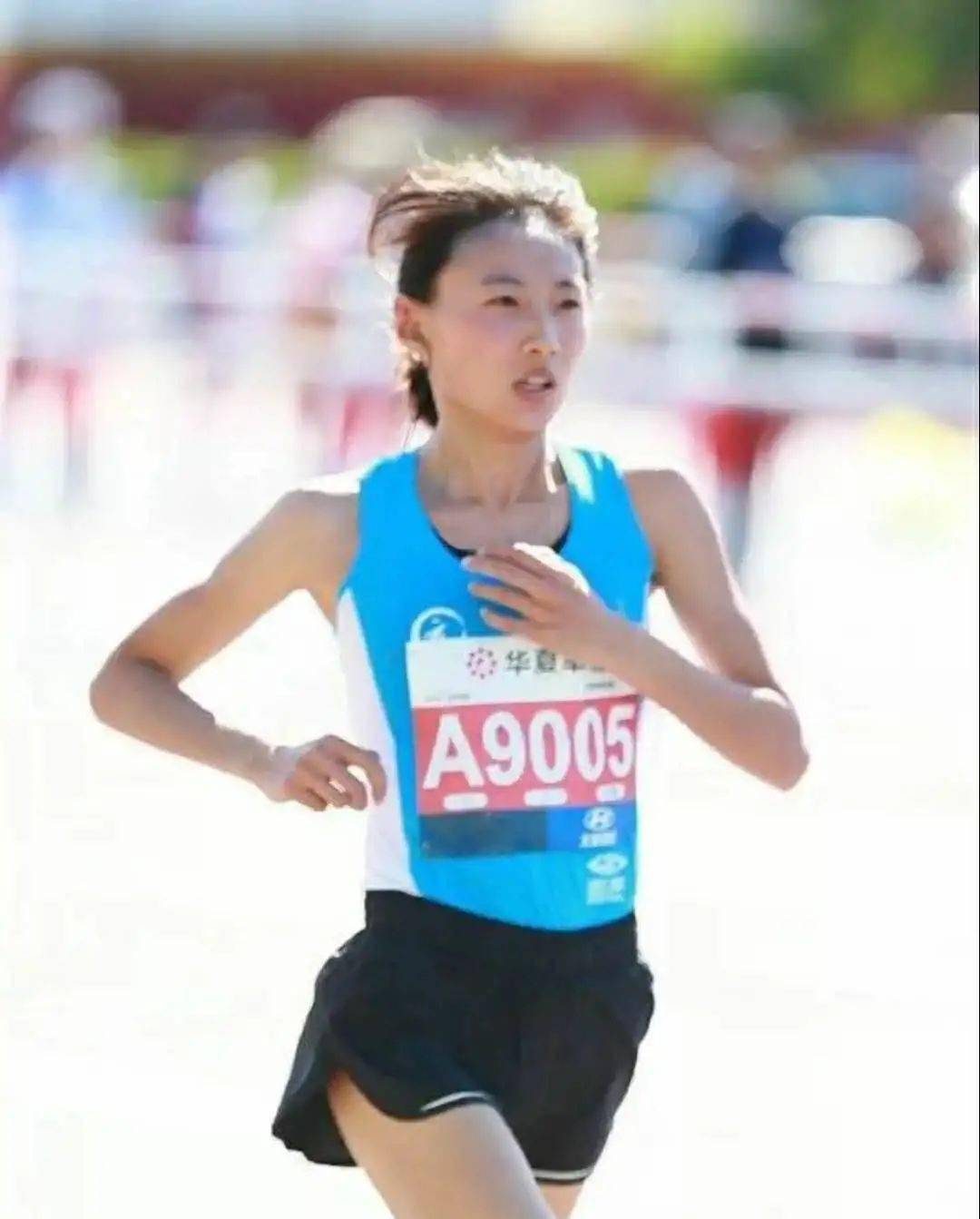 白丽史立莹(替补)其中,李芷萱曾在2018年跟随元大都马拉松冠军俱乐部