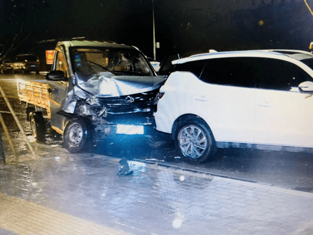 西环路上一长安货车与帝豪相撞.