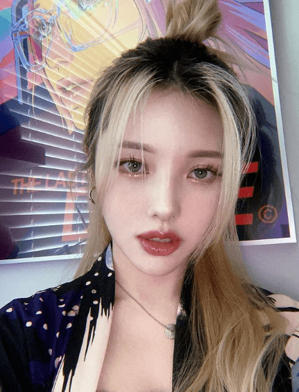 lip|金小小妹时隔6年又来圈钱，主推款口红太绝了！
