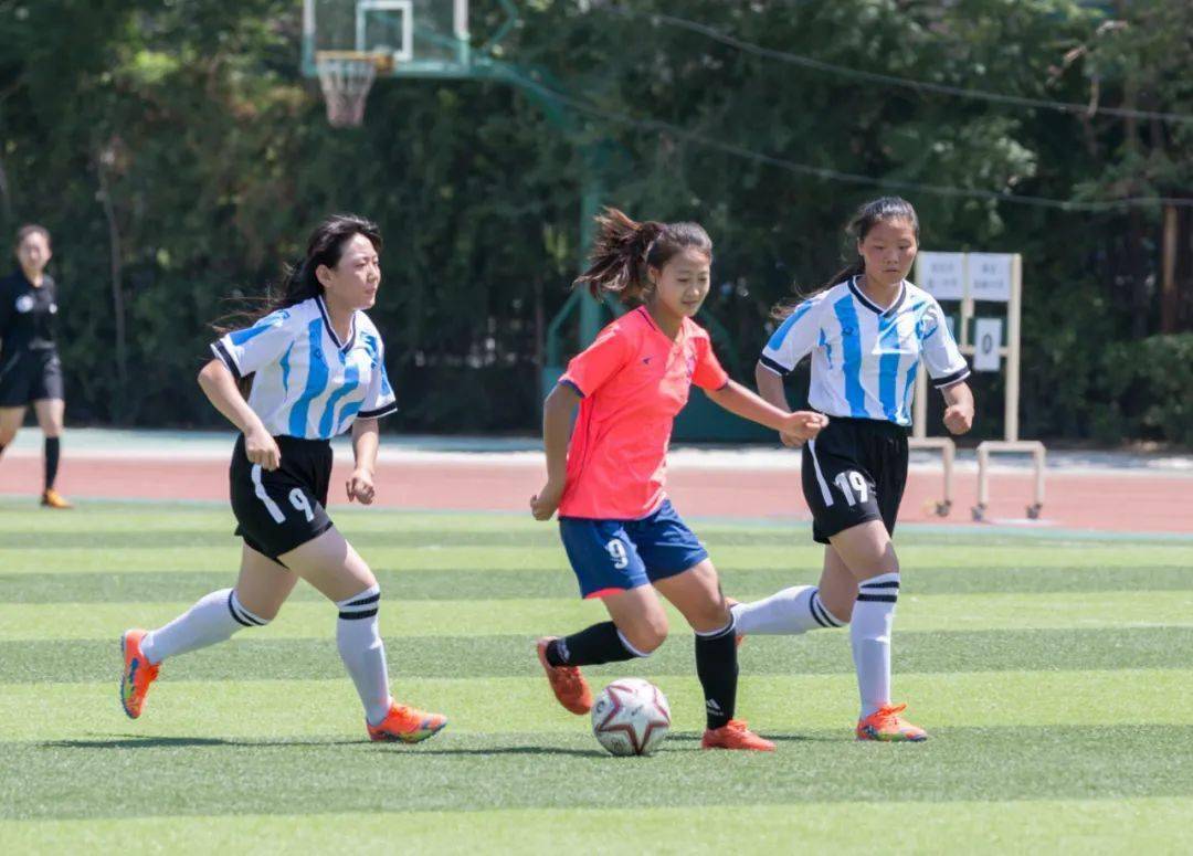 在浓厚的校园足球氛围和优质的训练条件促进下,保定一中女子足球队