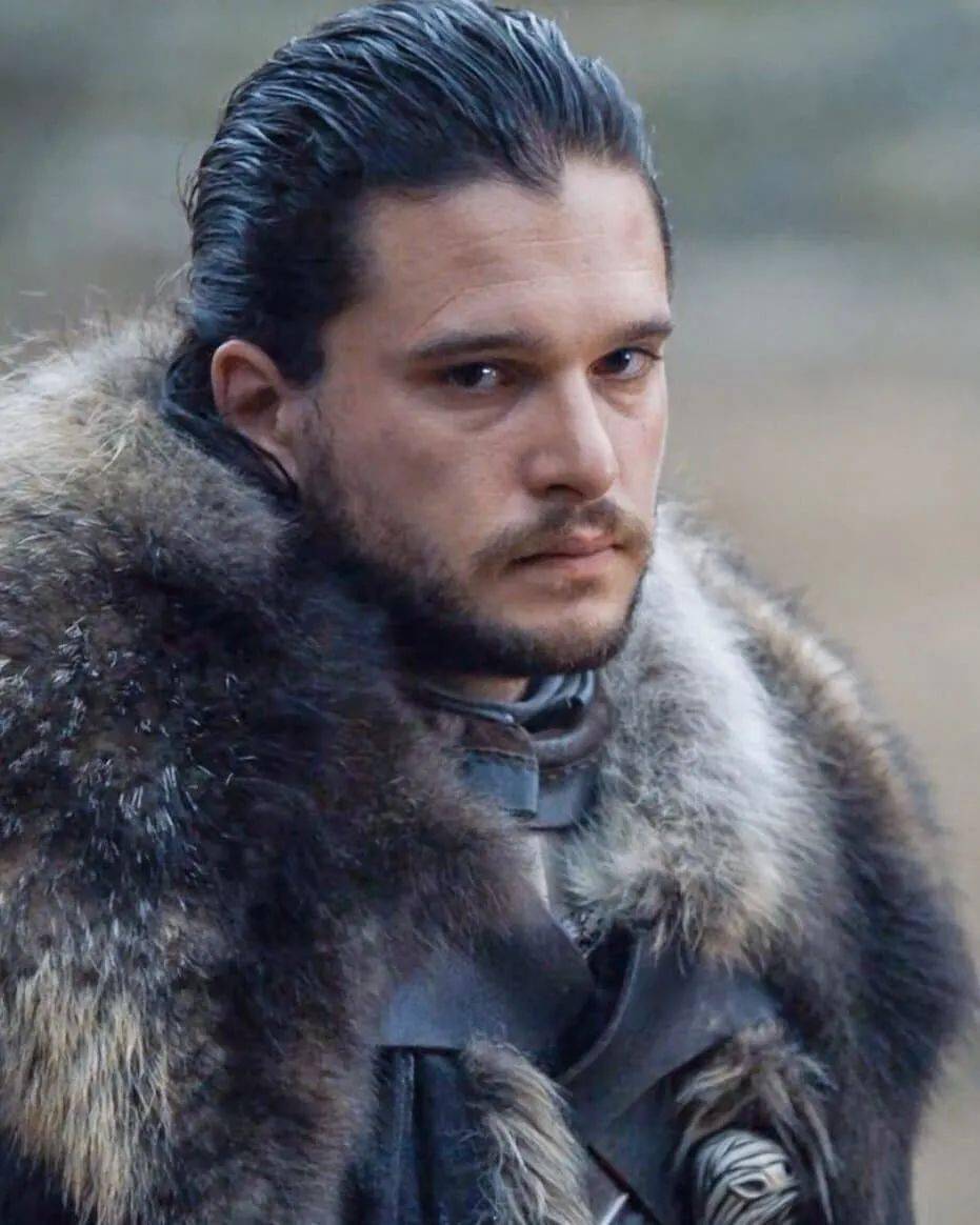 《权力的游戏》中饰演雪诺jon snow一角而爆红,作为《权力的游戏》里