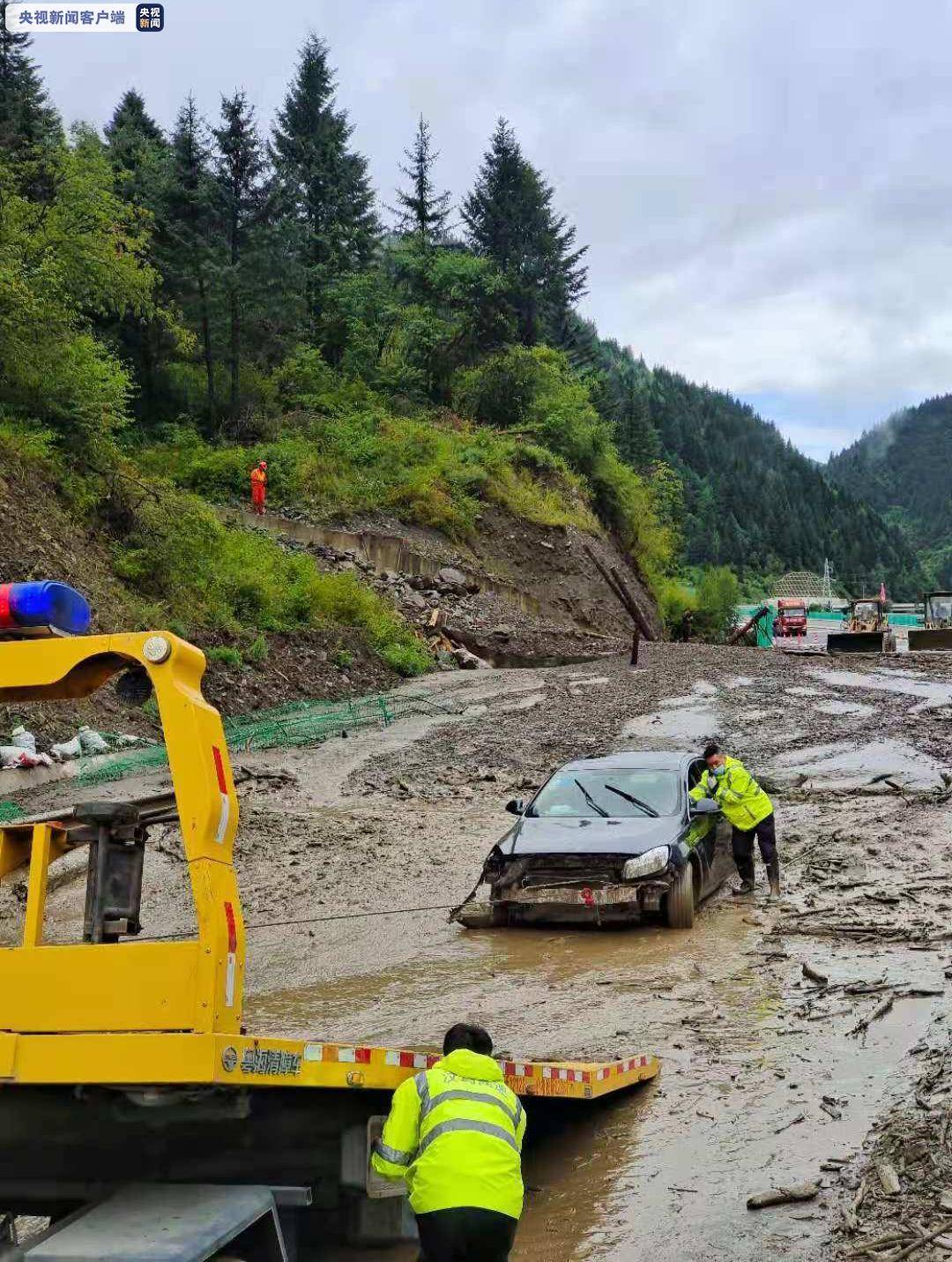 汶马高速突发泥石流 部分路段实施交通管制