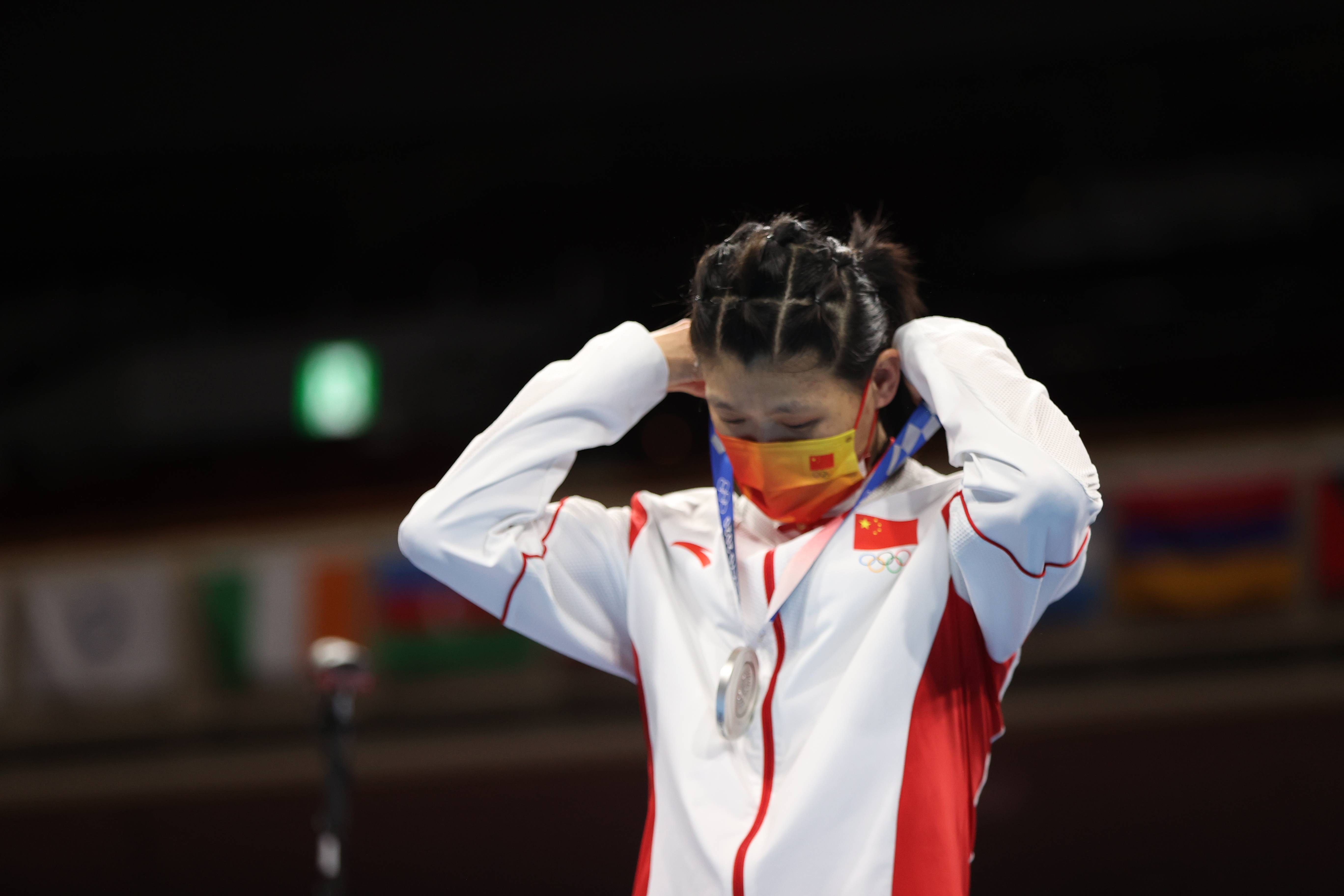 拳击——女子69公斤级决赛:谷红摘银