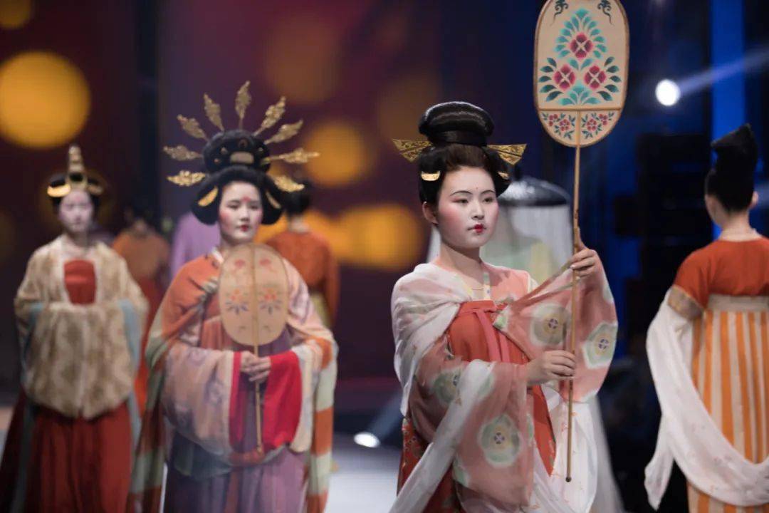 李白|时尚守艺人 | 中年李白的衣橱什么样？装束复原小组复原了
